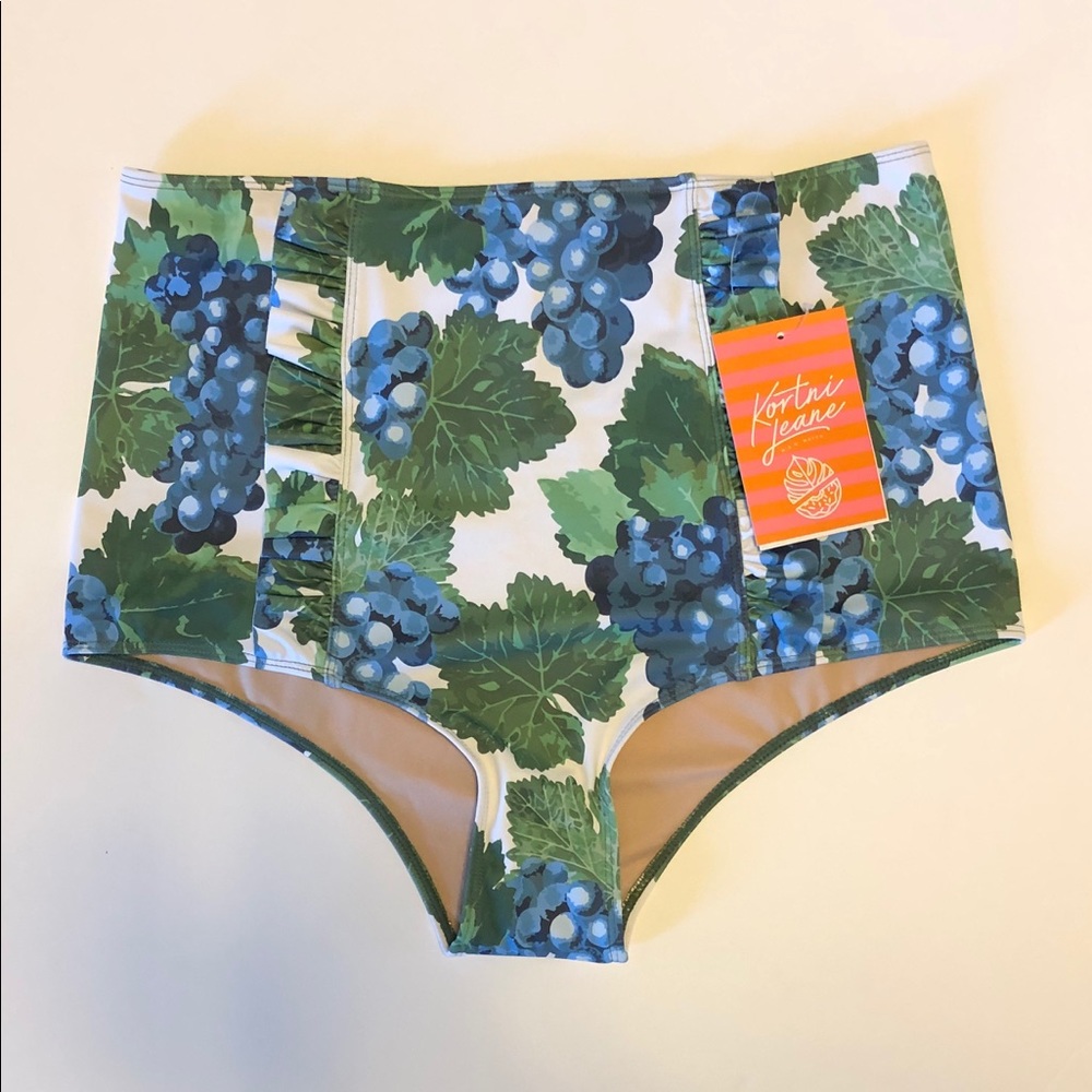 These ruffly, flirty swimmers are NWT and perfect!